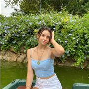 Profesora de inglés que imparte clases a niños de todas las edades